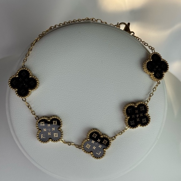 Elegant Gold and Black Clover Bracelet - Picture 1 of 3